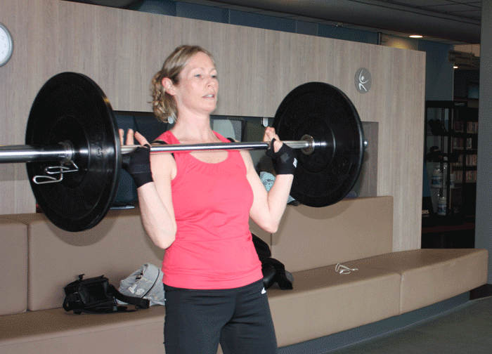 Chantal van Pelt tijdens een snatch-oefening bij Fit360
