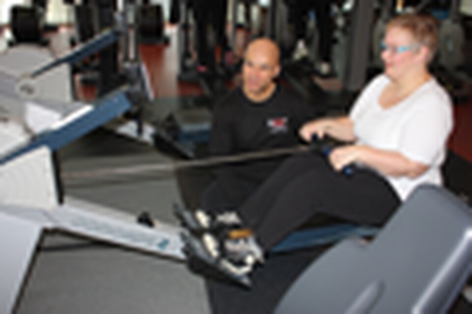 Esther Pruijmboom op de roeitrainer tijdens personal training bij Fit360