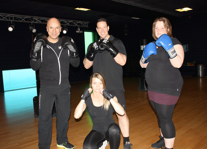 Valery Zeegers samen met haar trainingsgroep en coaches bij Fit360